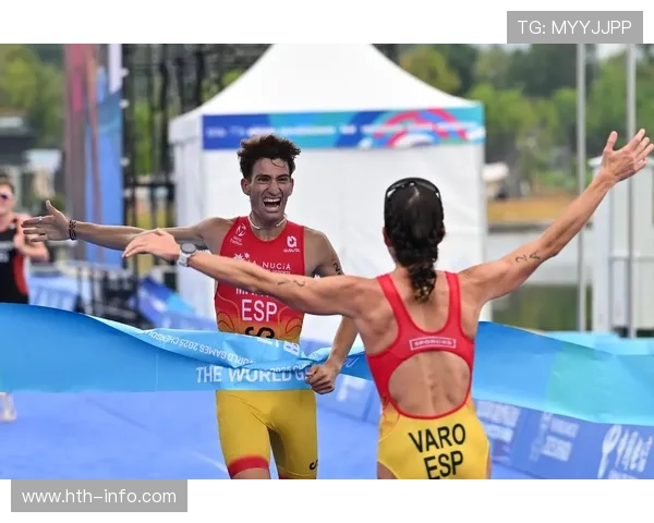 世运会铁人两项选手冲线前与观众击掌,展现体育温情 世运会铁人两项选手冲线前与观众击掌,展现体育温情