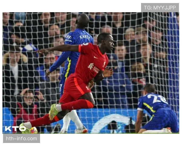 “焦点瞬间:沃特金斯在角球进攻中,利用反向跑位摆脱防守头球破门”